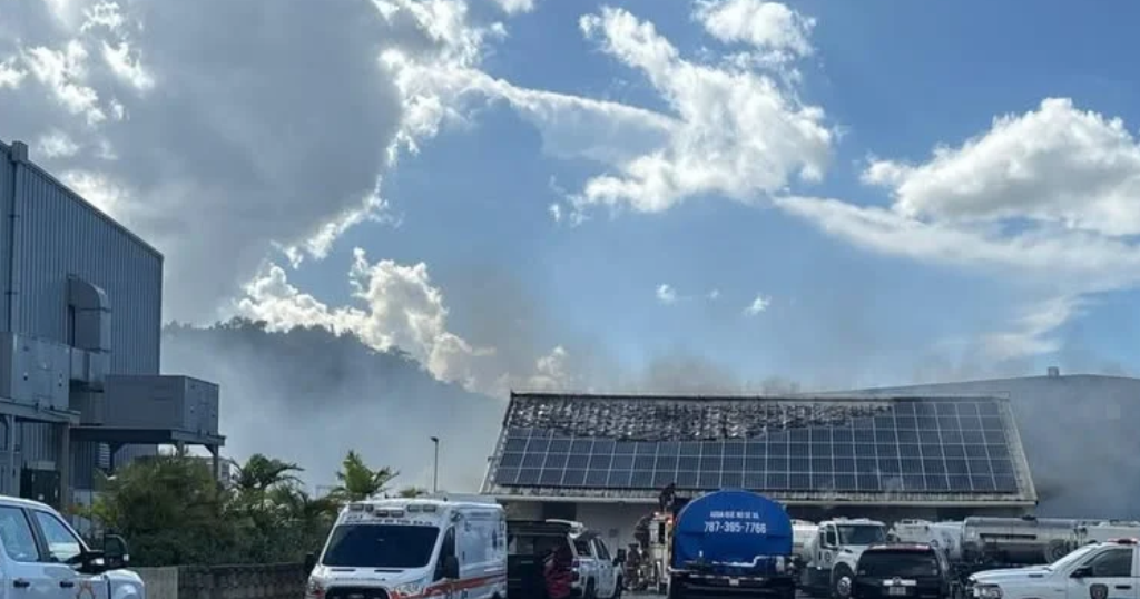 Atienden fuegos de grandes proporciones en antigua base naval de Toa Baja