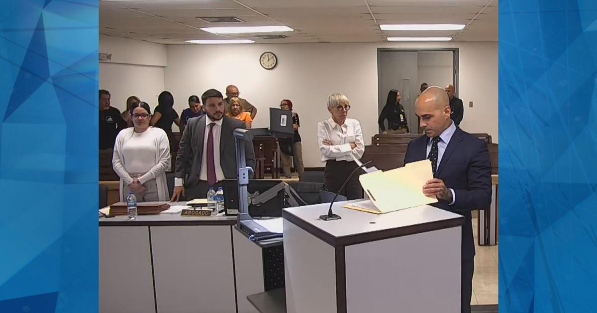 Testigo vuelve a ubicar a Elvia Cabrera sacando de su cartera objeto que entregó a Anthonieska