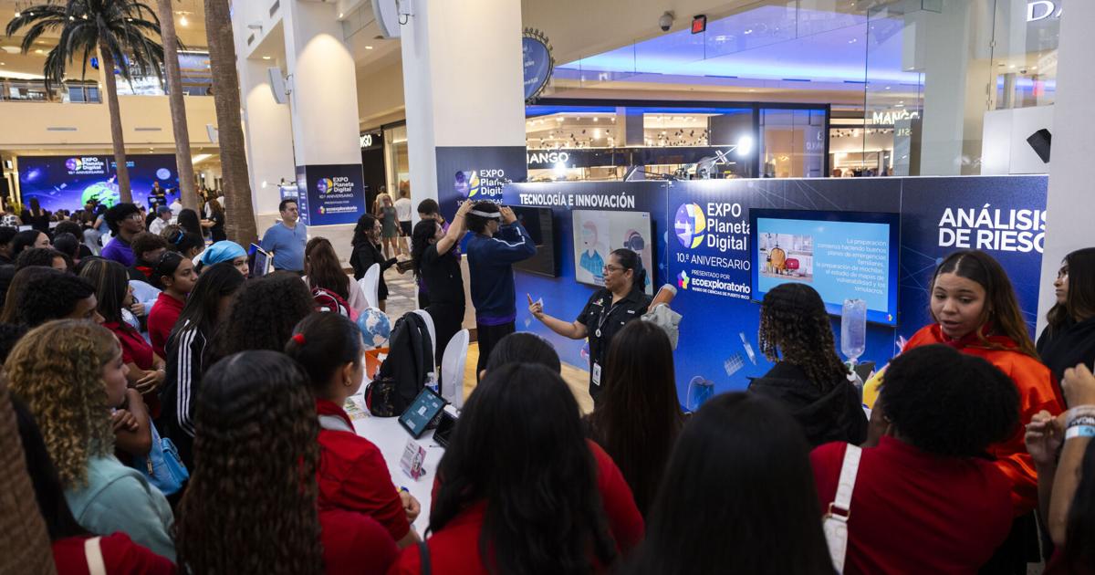 Estudiantes disfrutan y aprenden en el Expo Planeta Digital