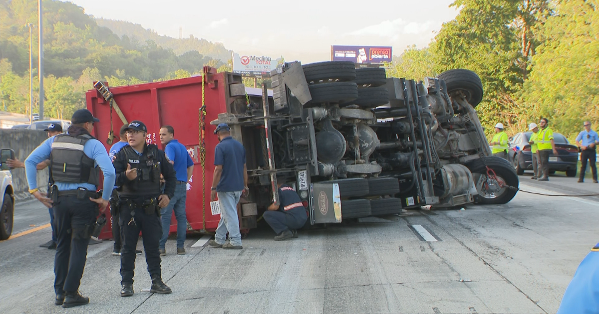 Camión de basura volcado cierra tramo del expreso PR-52 entre San Juan y Caguas