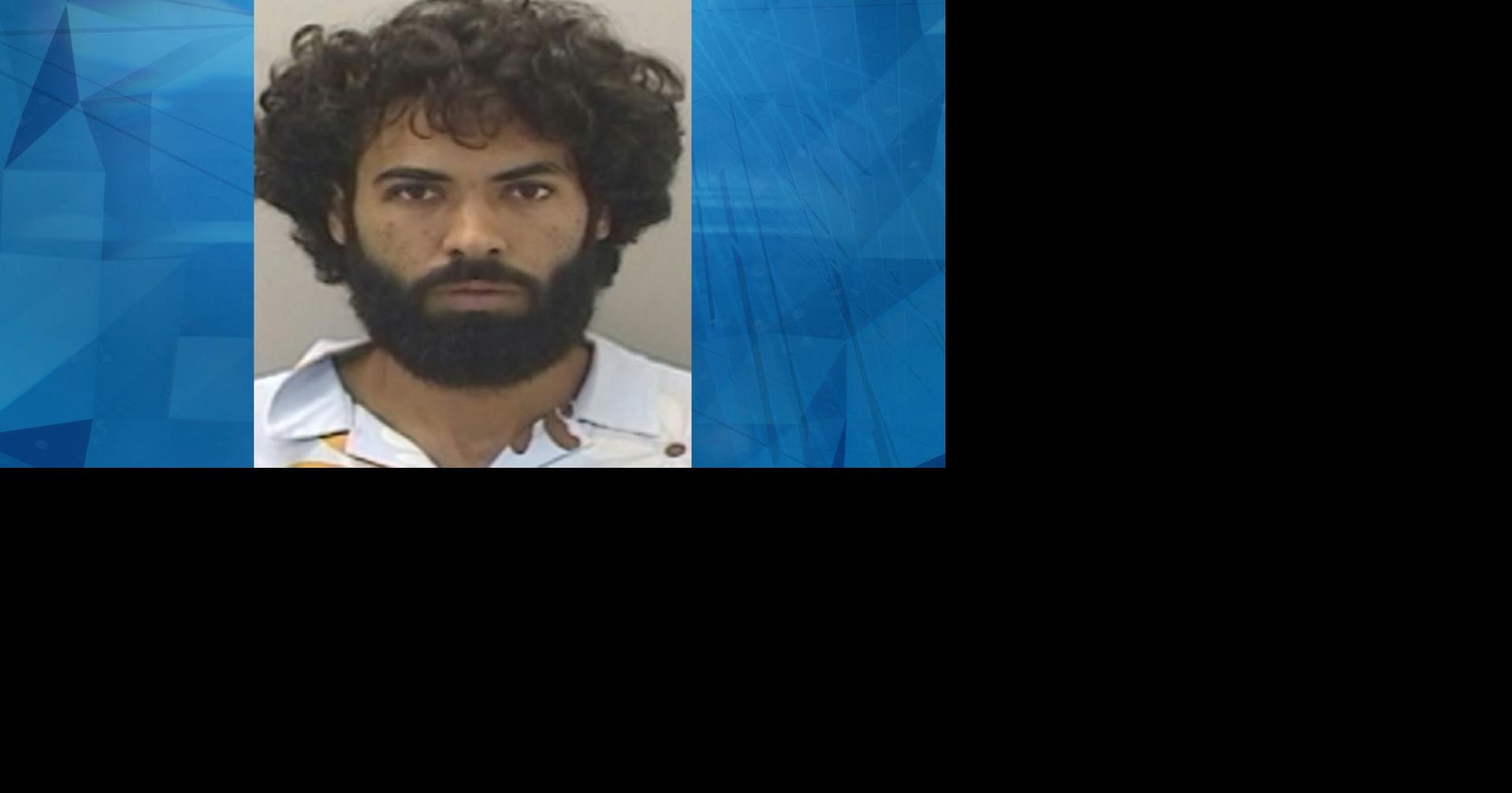 Acusan a hombre por maltratar a su pareja y arrancar cámaras de tienda en San Juan