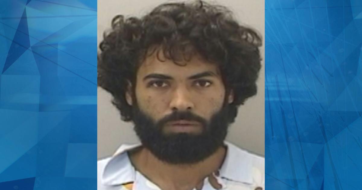 Acusan a hombre por maltratar a su pareja y arrancar cámaras de tienda en San Juan