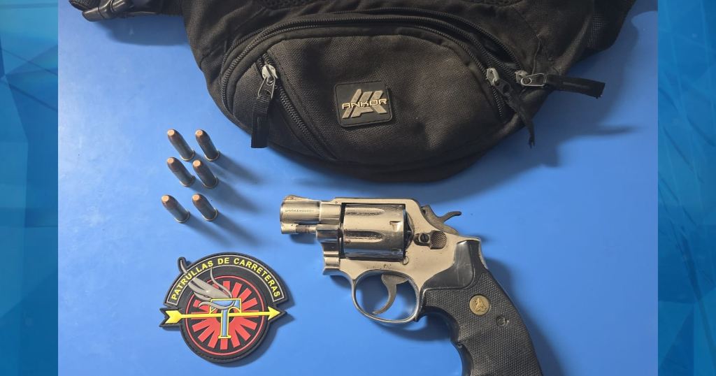 Hombre ebrio choca patrulla policial en Río Grande y es arrestado por portar arma sin licencia