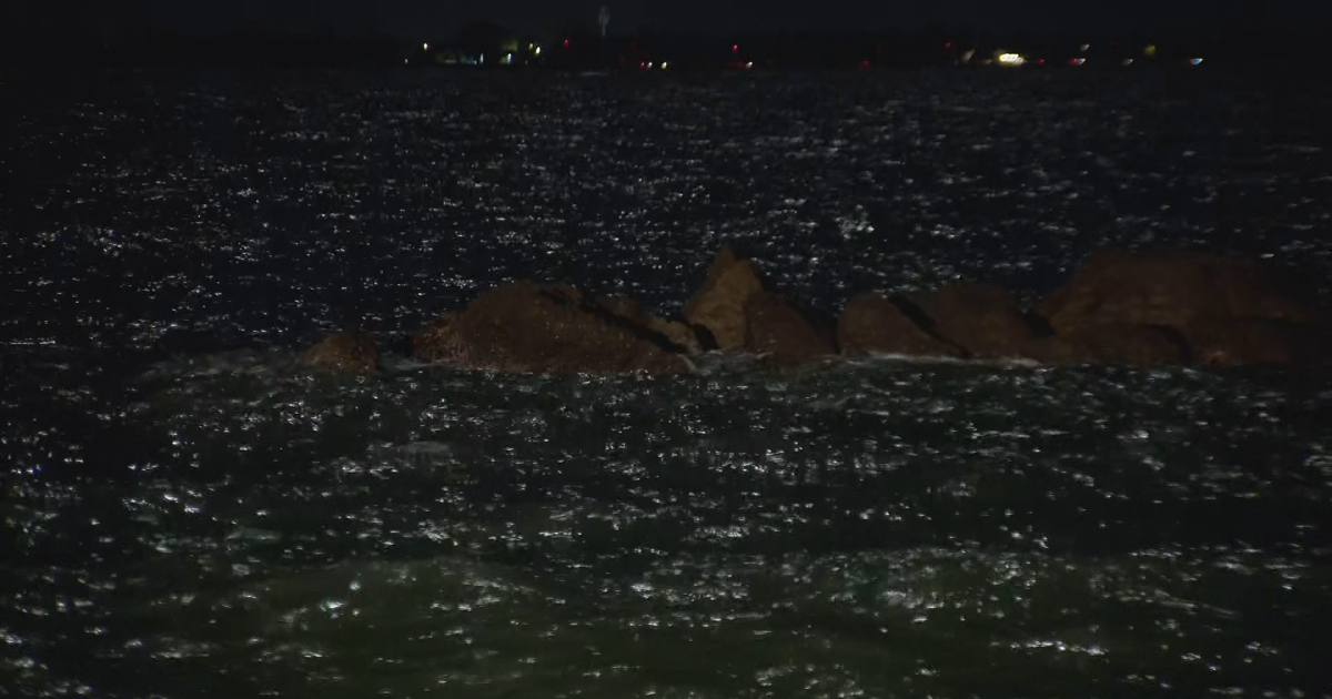 Buscan a menor de 17 años arrastrado por corrientes en playa de Carolina