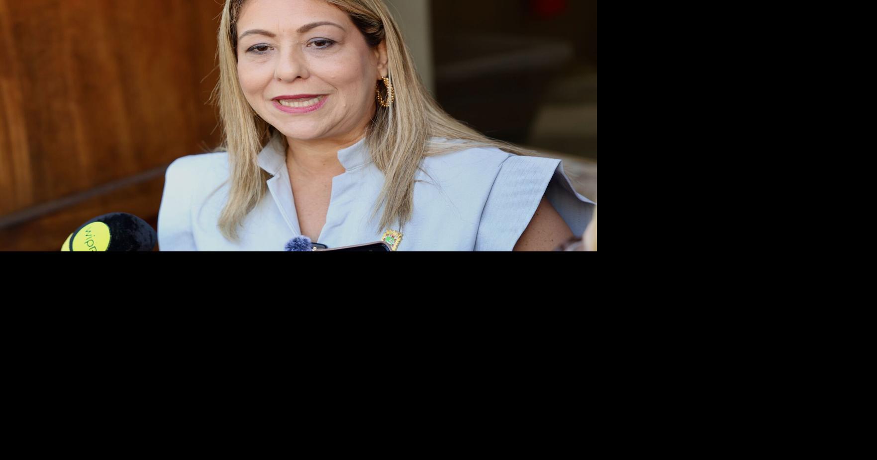 Secretaria de la Familia defiende viaje a España y contrato con empresa vinculada a Fundación SAMU