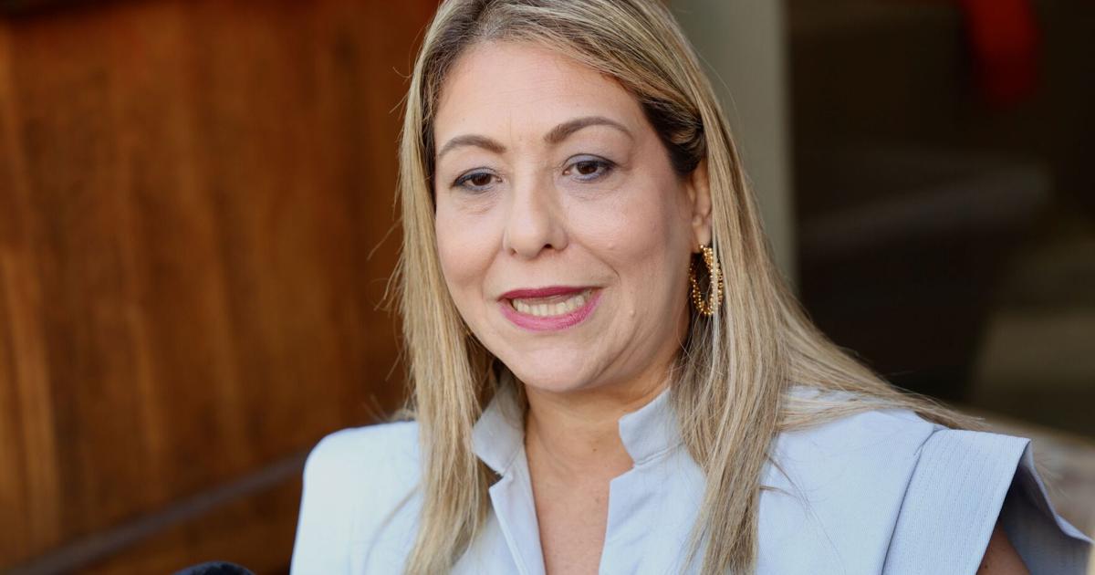 Secretaria de la Familia defiende viaje a España y contrato con empresa vinculada a Fundación SAMU