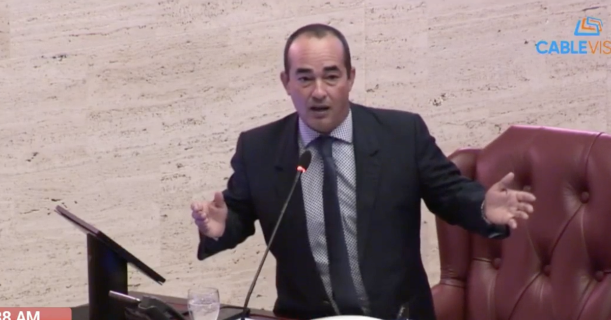 Senado multa con $1,000 a Eliezer Molina por insulto alegadamente hacia policías
