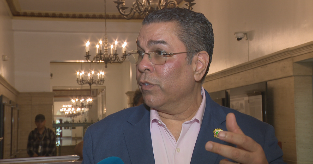 Examinador NEPR reprimenda al gobierno, que mantiene rechazo al aumento de la luz
