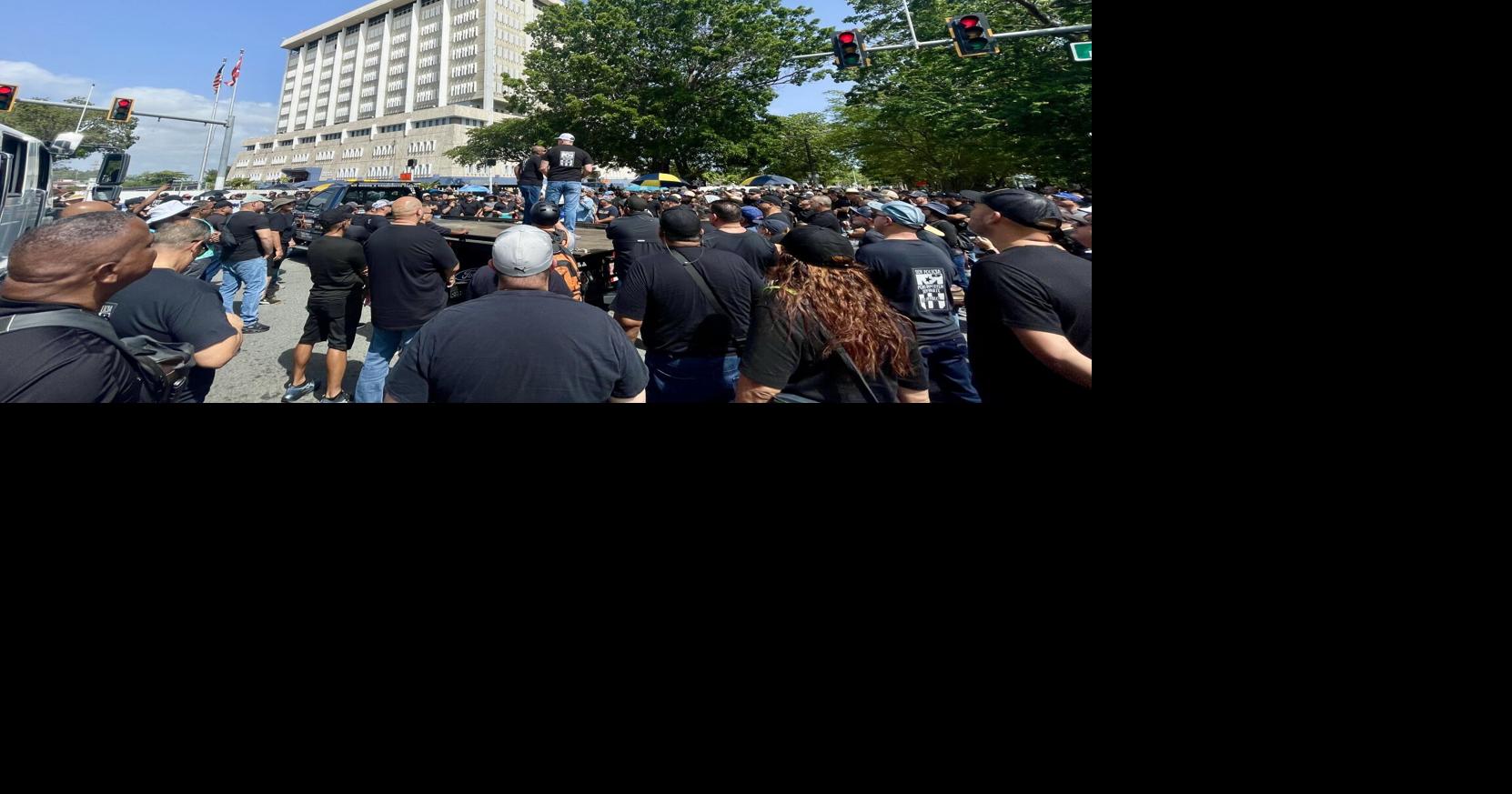 Policías protestan frente al Cuartel General acusando al superintendente de mentirles sobre aumento salarial