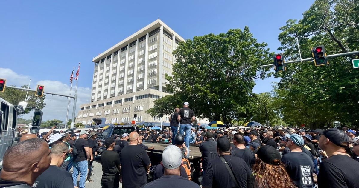 Policías protestan frente al Cuartel General acusando al superintendente de mentirles sobre aumento salarial