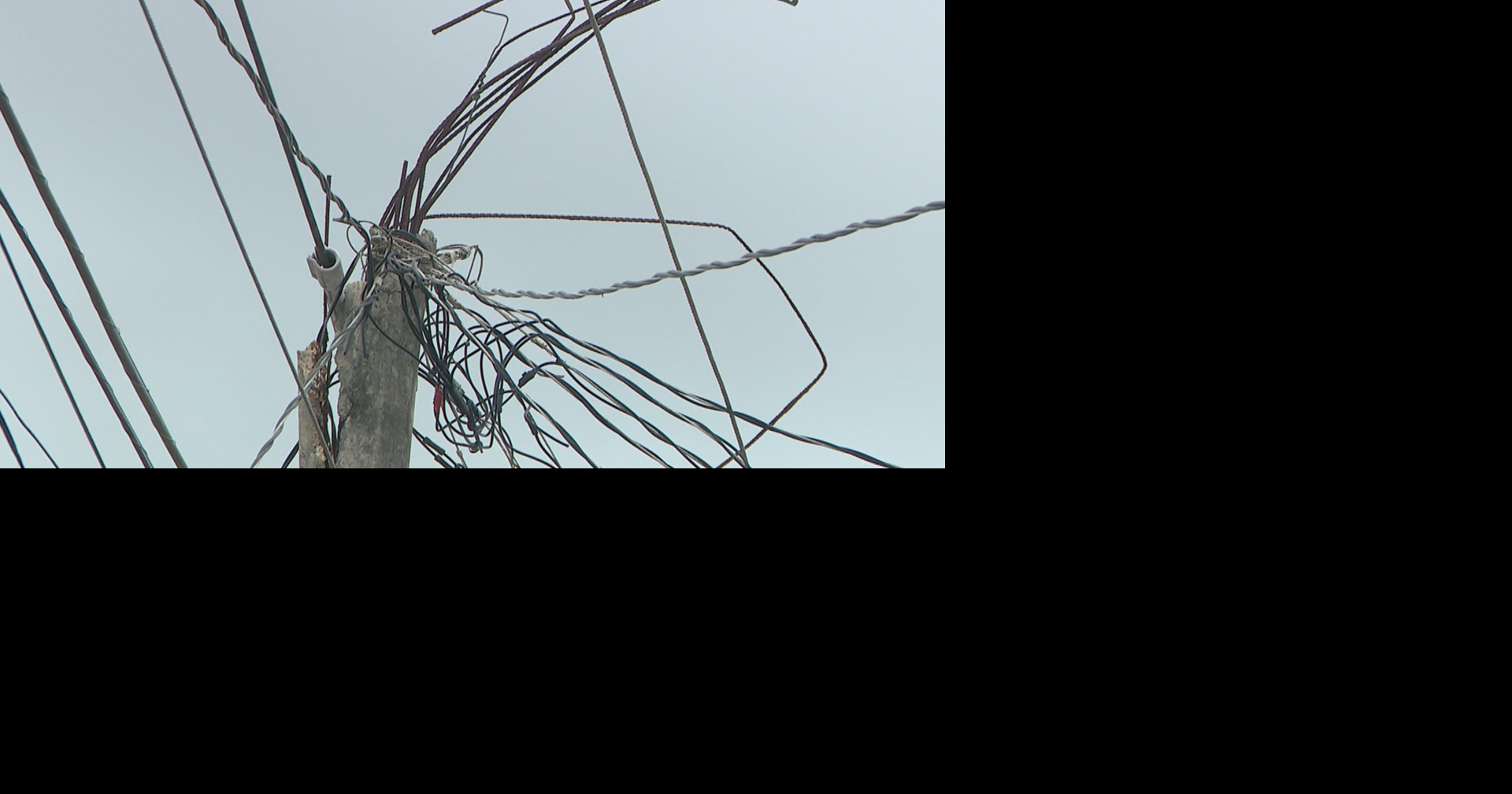 Familia en Cidra exige a LUMA actuar ante peligro de postes deteriorados cerca de su hogar