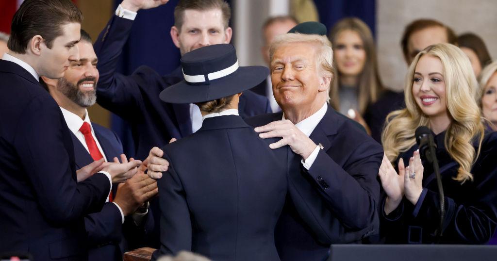 Familia Trump reporta ganancias de $1,200 millones en criptomonedas en 2025