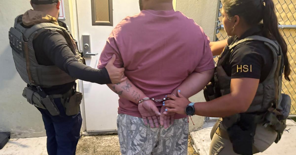 Federales arrestan a empleado del Senado por pornografía infantil