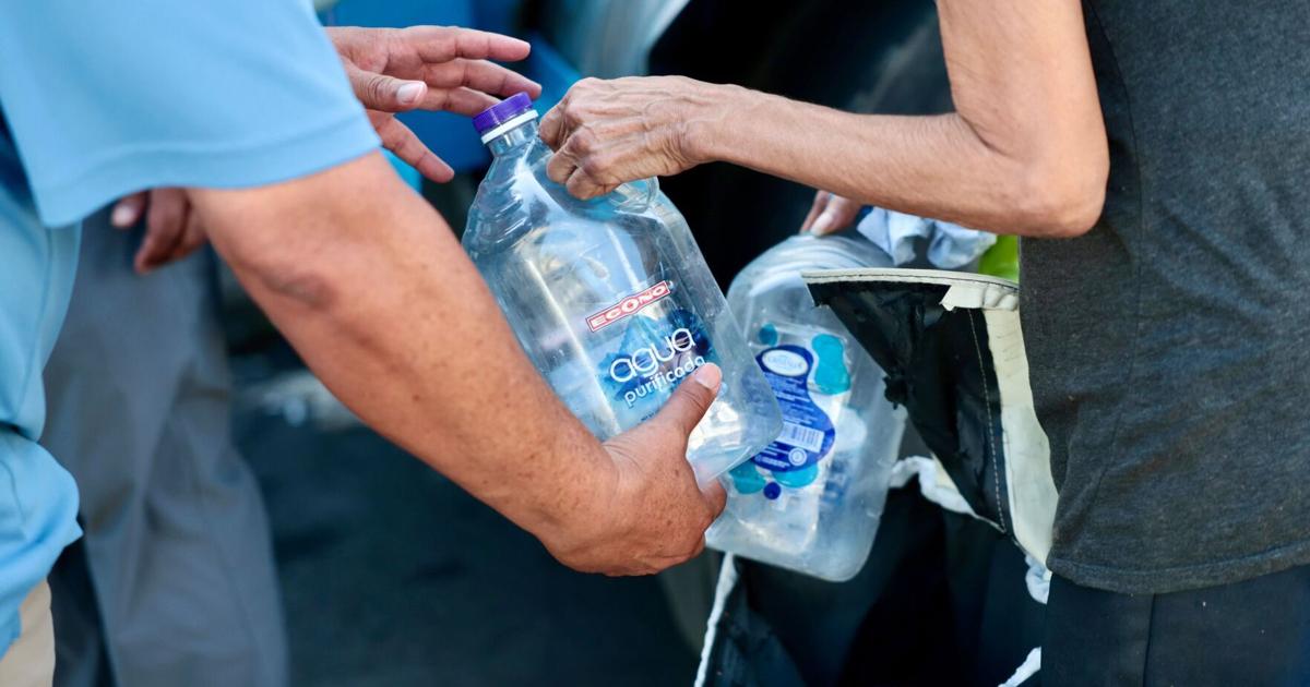 DACO advierte a comerciantes contra cobros de "water fee" sin notificar a consumidores