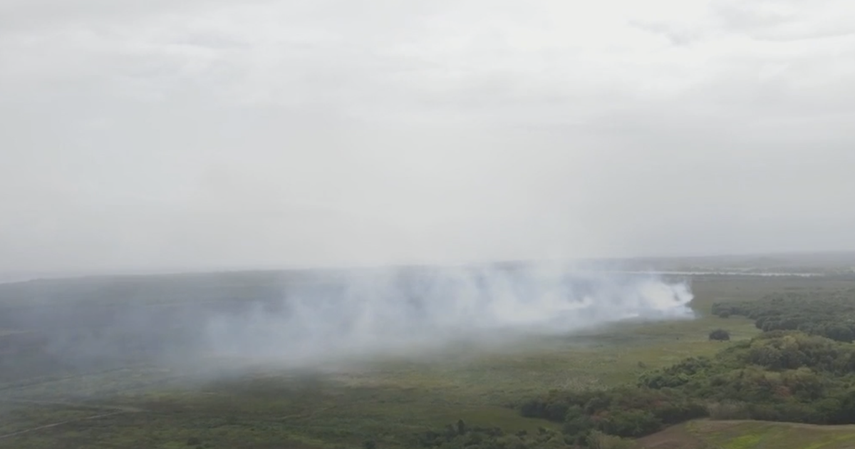 Fuego sigue activo entre Carolina y Loíza, buscan equipo especializado para atacarlo