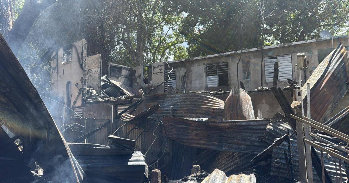 Incendio reportado en Ponce deja dos residencias en pérdida total