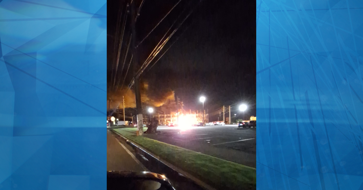 Incendio de grandes proporciones en PR-3 de Carolina deja mil clientes sin luz