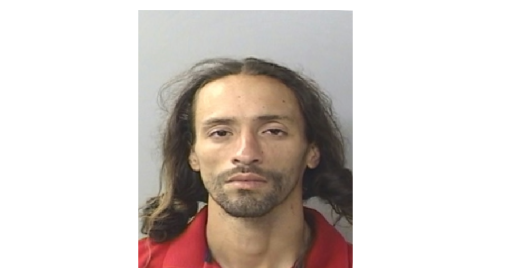 Hombre amenaza con cuchillo a policía en Rincón y es detenido con fianza de $10 mil