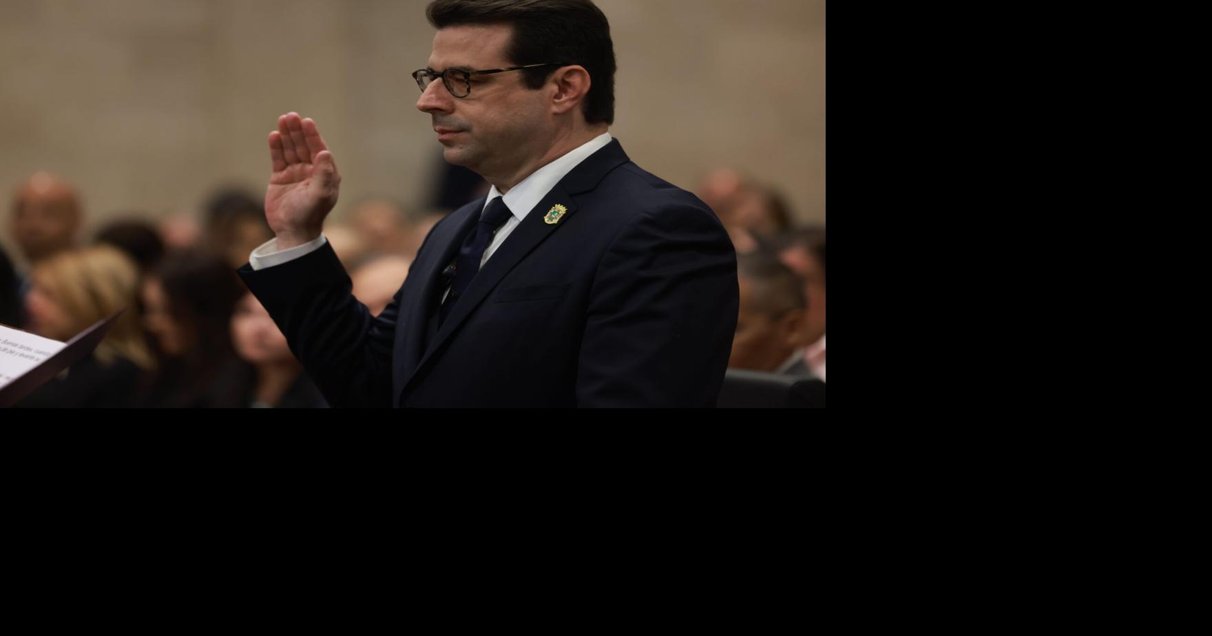 ¿“Nuevo comienzo” para el gobierno?: Figuras de la política reaccionan a salida de Francisco Domenech