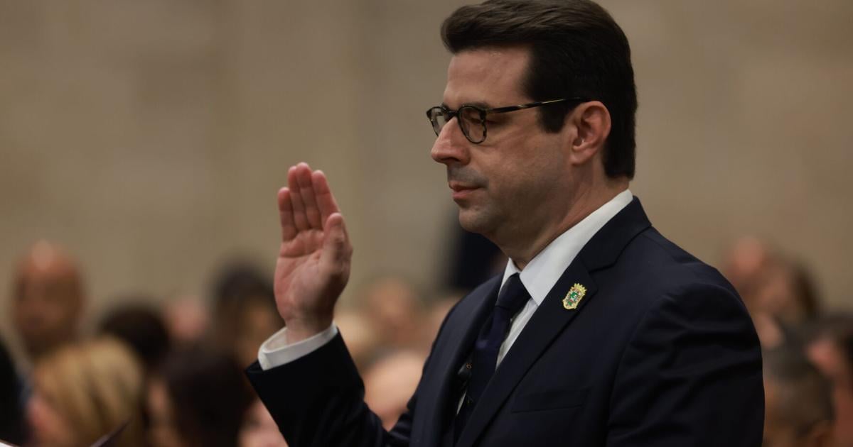 ¿“Nuevo comienzo” para el gobierno?: Figuras de la política reaccionan a salida de Francisco Domenech