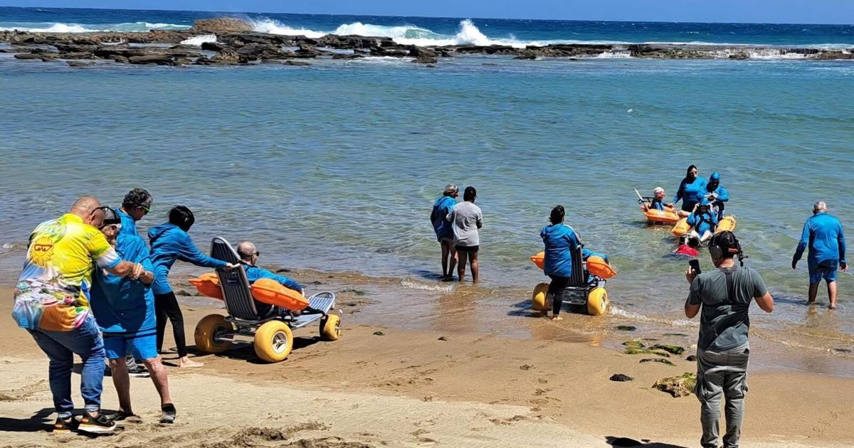 Hatillo inaugura iniciativa para que personas con diversidad funcional accedan a la playa