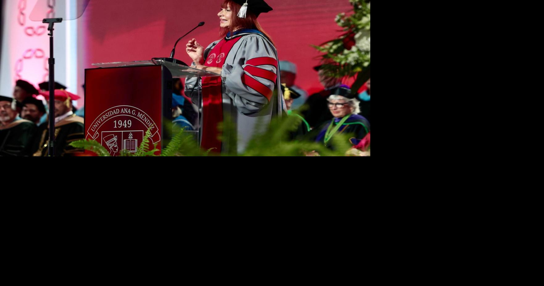 Luz Nereida Vélez recibe doctorado Honoris Causa en Comunicaciones de la UAGM