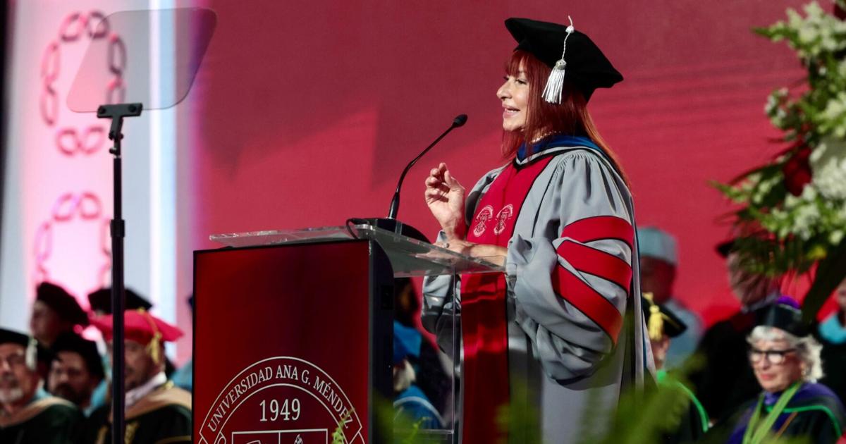 Luz Nereida Vélez recibe doctorado Honoris Causa en Comunicaciones de la UAGM
