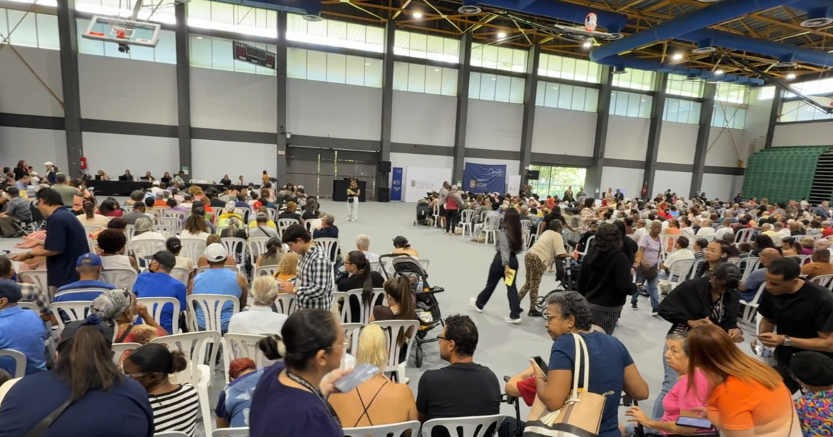 Cientos esperan bajo el sol para recertificarse en el PAN en evento del Departamento de la Familia
