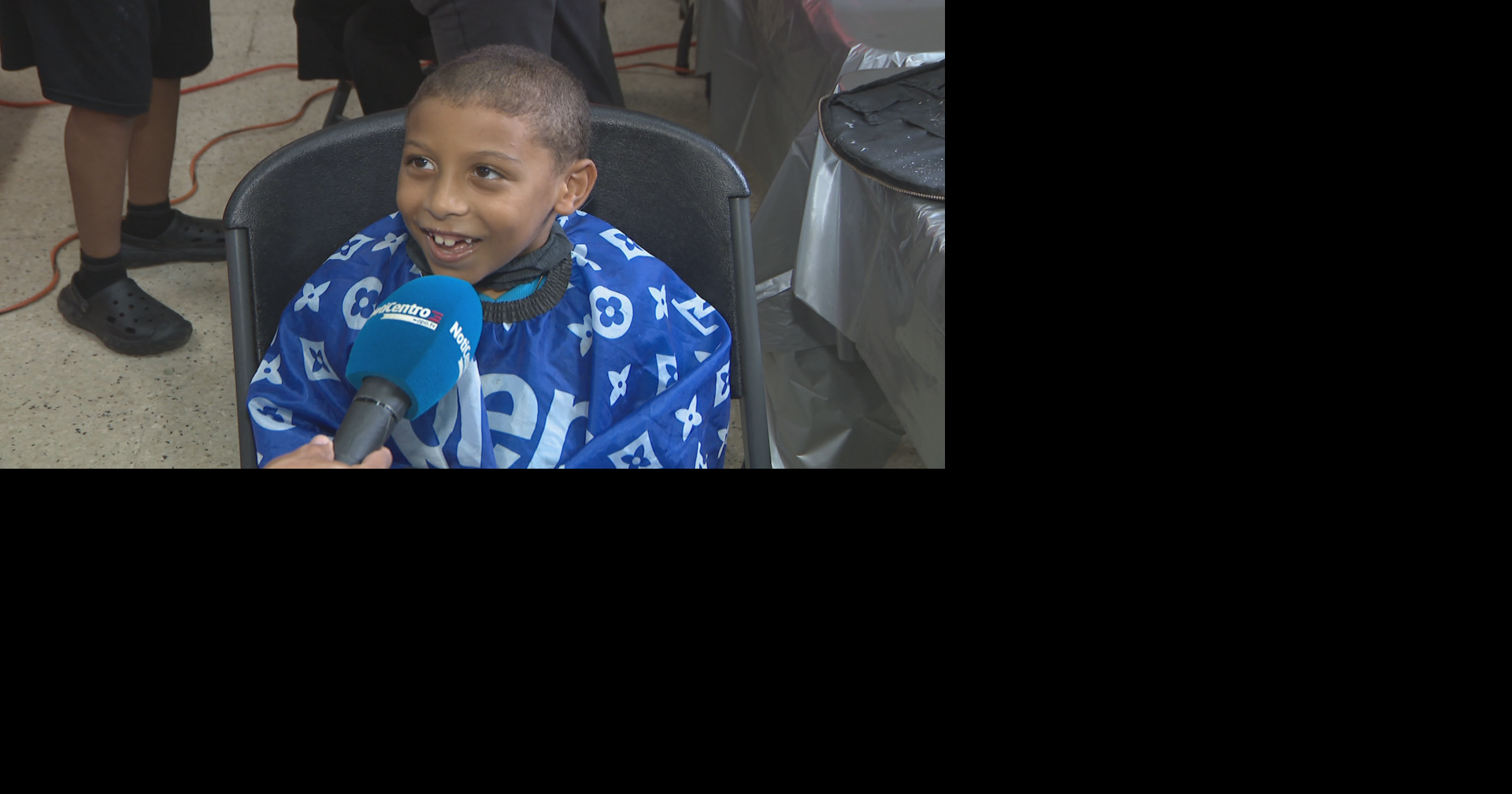 Barberos y estilistas preparan a niños de Llorens Torres para el regreso a clases