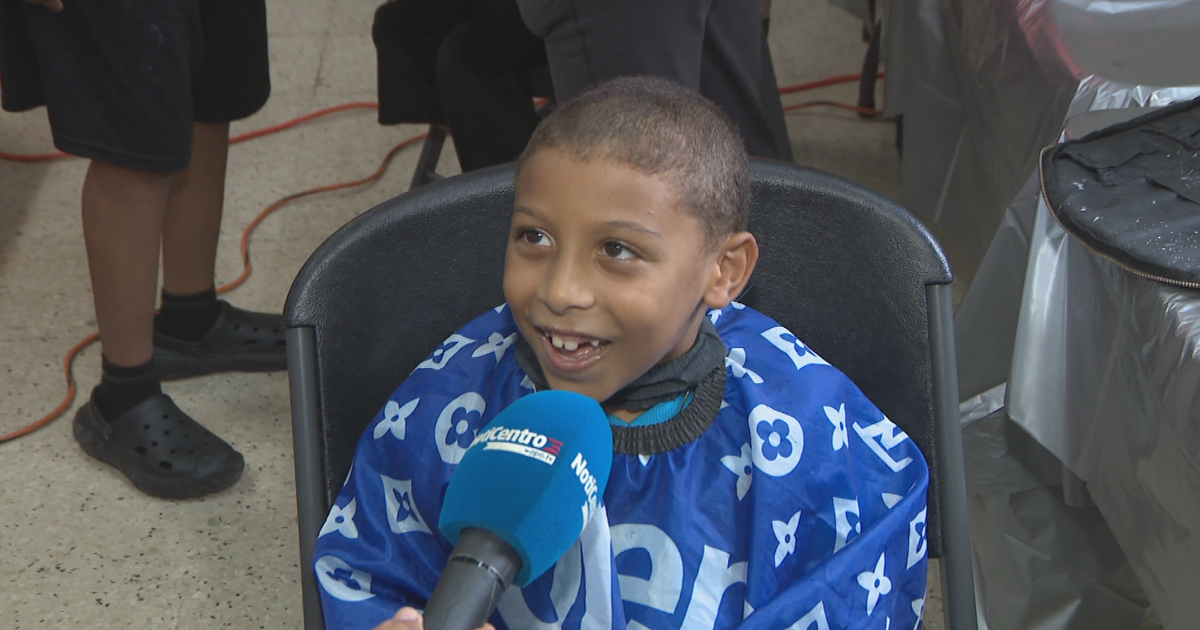 Barberos y estilistas preparan a niños de Llorens Torres para el regreso a clases