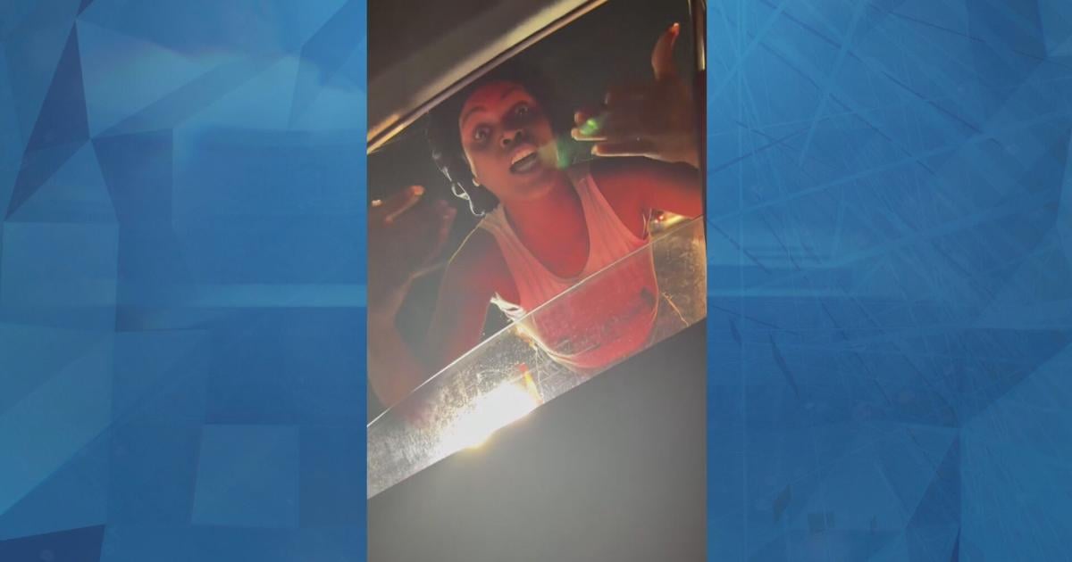 Mujer enfrenta cargos por agredir a embarazada en incidente de tránsito en Carolina