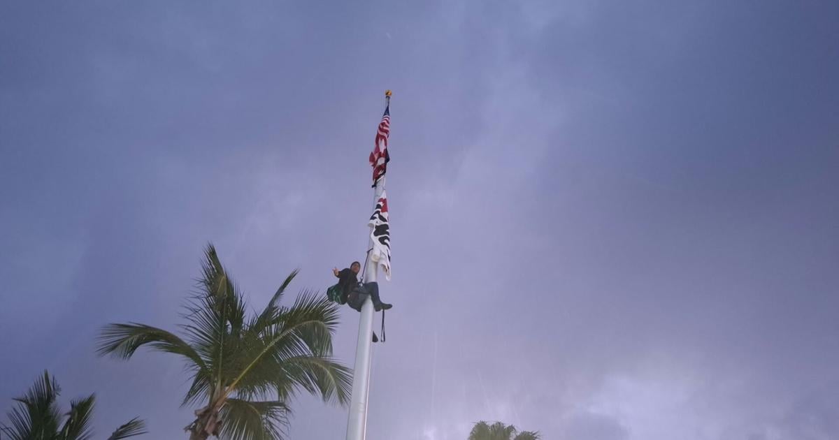 "Esencia no va": Tito Kayak cuelga bandera en asta del Capitolio