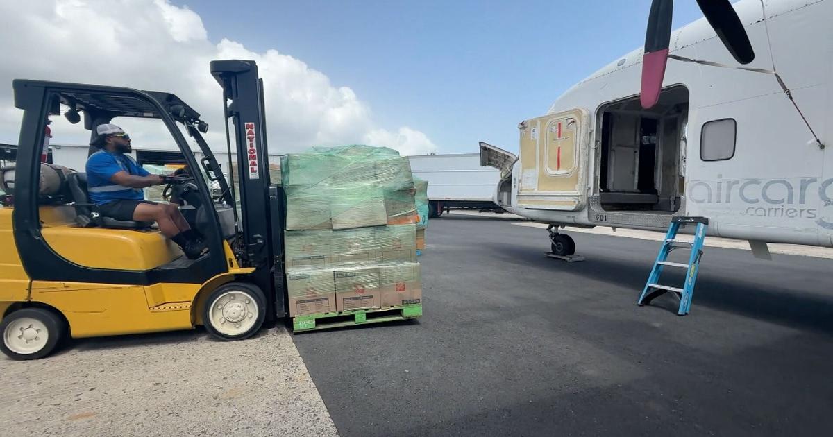 Salen desde Puerto Rico dos vuelos con ayuda humanitaria a Venezuela; rescatistas siguen en espera