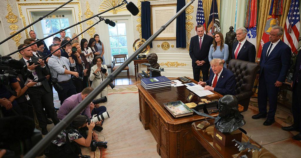 Cadenas de TV de EE.UU. suspenden cobertura conjunta de Trump tras veto a CNN y otros medios