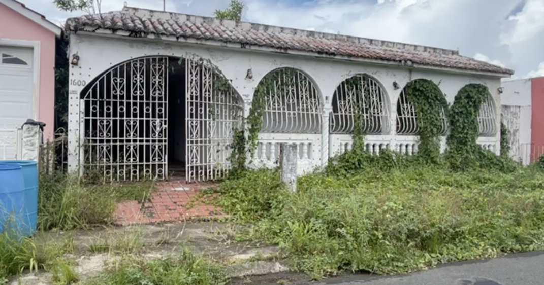 Hallan cuerpo descompuesto en casa cerrada en Humacao; pudo llevar meses o años allí