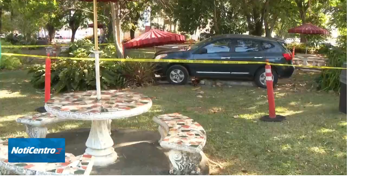 Auto impacta a dos empleadas del Hospital Auxilio Mutuo en área recreativa Las Sombrillas