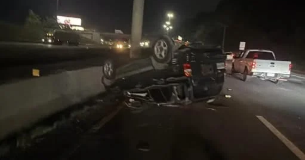 Vehículo volcado en autopista PR-22 cierra dos carriles y provoca tapón en Toa Baja