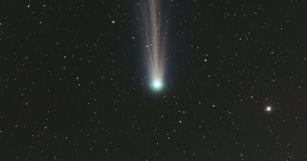 Comparten espectaculares imágenes de cometa captado desde la isla