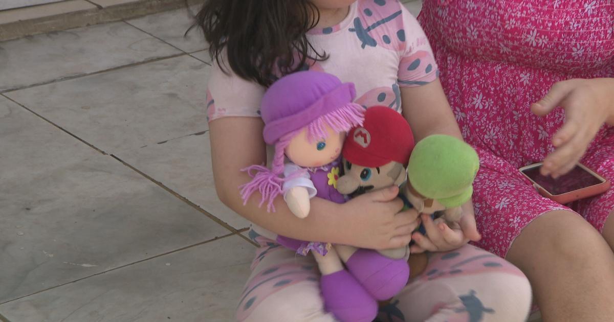 Madre en Hatillo denuncia que apagones ponen en riesgo la salud de su hija de 7 años