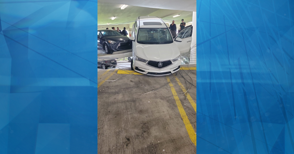 Vehículo cae del quinto al cuarto piso en estacionamiento del Hospital Auxilio Mutuo