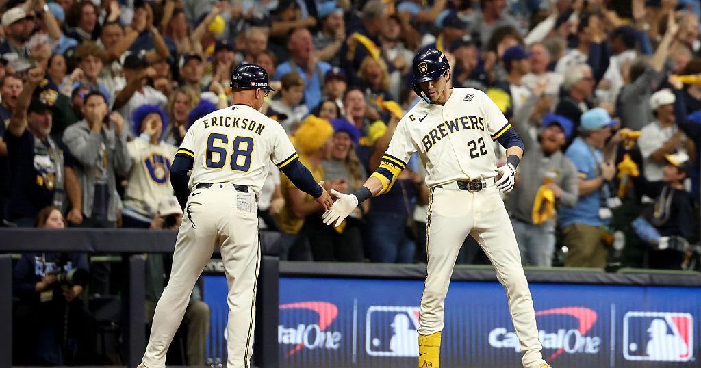 Cerveceros derrotan a Rays 3-1 y toman ventaja en la Serie Mundial 2026