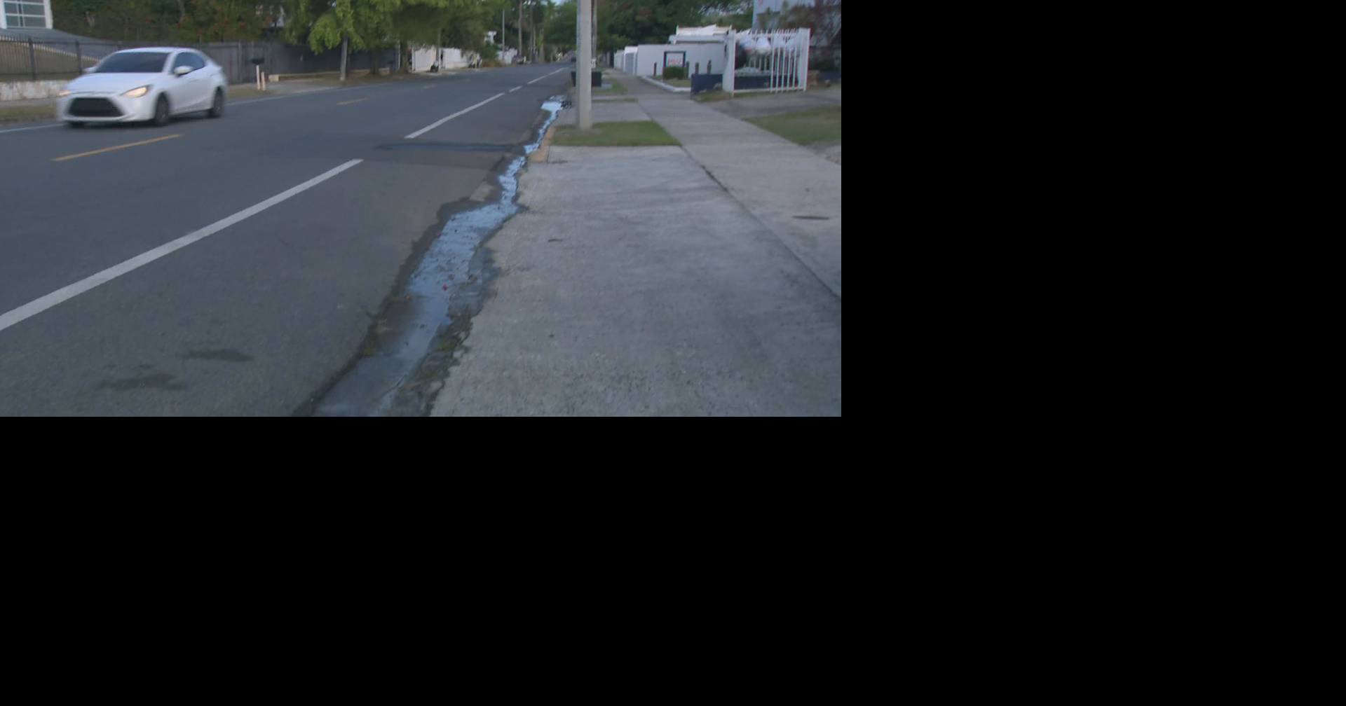 Ciudadano denuncia salidero de tres años en Río Piedras sin reparar por la AAA