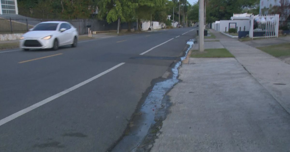 Ciudadano denuncia salidero de tres años en Río Piedras sin reparar por la AAA