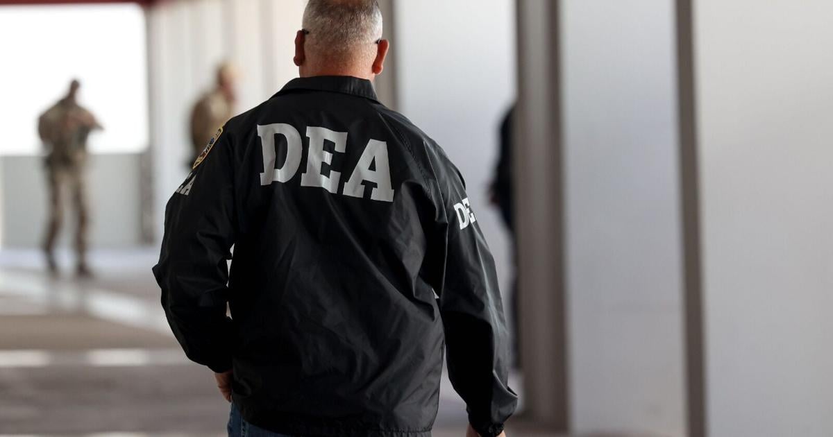 DEA: arrestan enfermera por presuntamente robar fentanilo de hospital y manipularlo