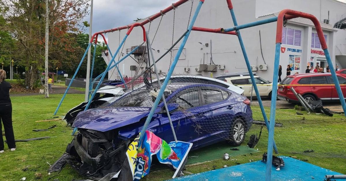 Mujer impacta área de juegos con su vehículo en San Sebastián