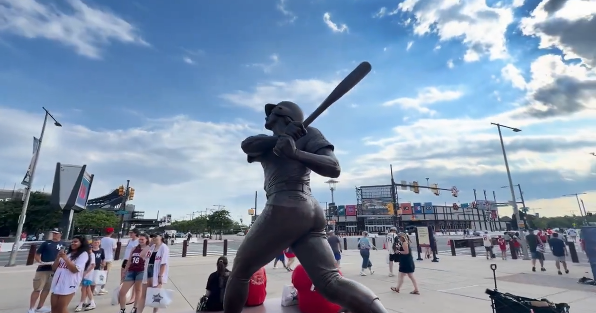 Kefrén Velázquez guía sobre qué hacer tras los juegos en el Citizens Bank Park de Filadelfia