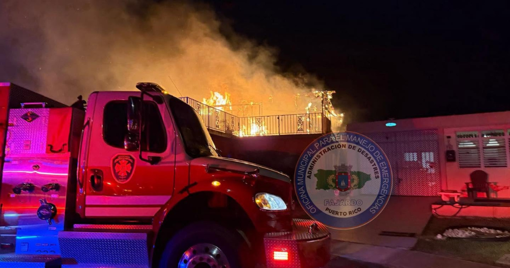 Incendio destruye residencia de madera en urbanización Santa Isidra III de Fajardo