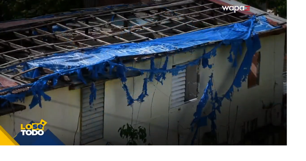 Familias siguen viviendo con techos de toldos en Puerto Rico