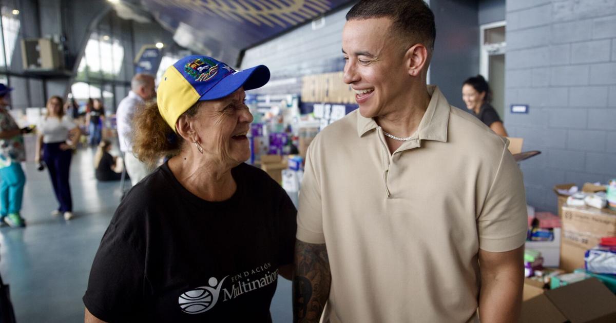 Daddy Yankee visita centro de acopio en el Bithorn para apoyar a damnificados por sismos en Venezuela