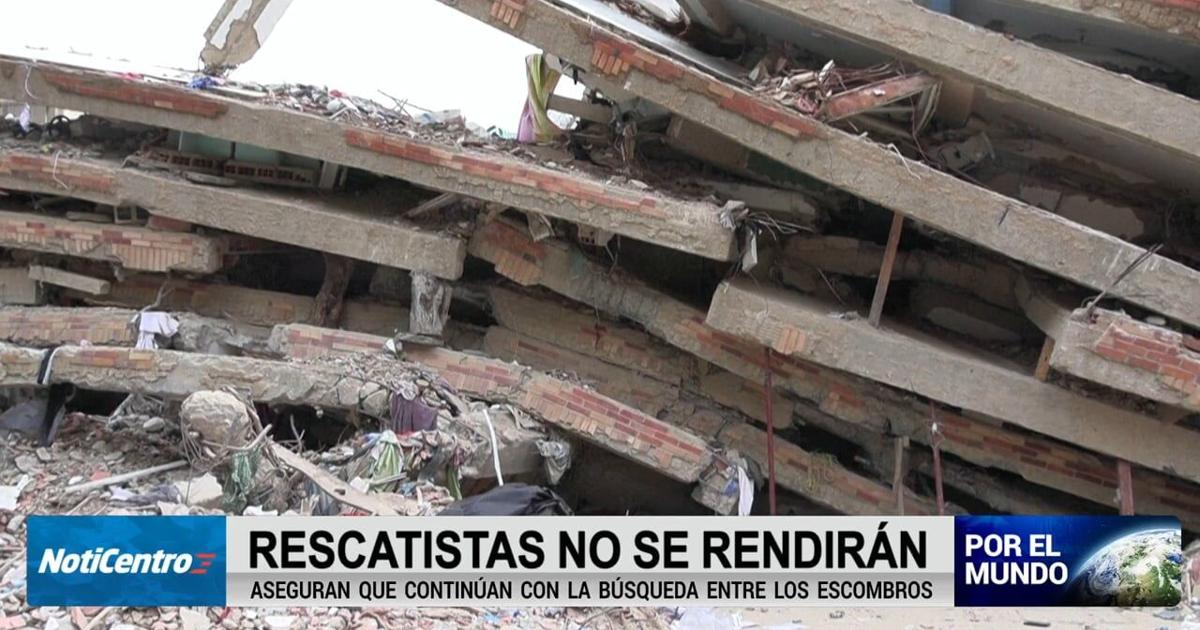 Voluntario busca restos de familiares entre escombros de terremotos en Venezuela